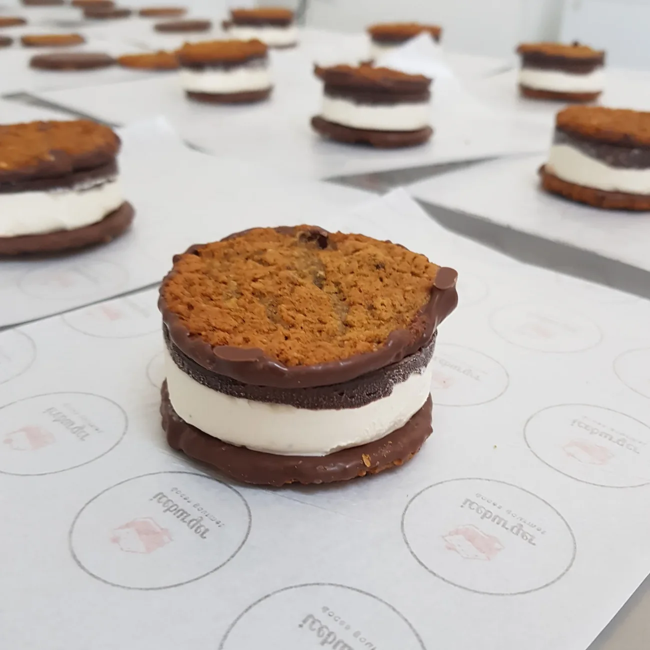 Iceburger de chocolate, com recheio de sorvete